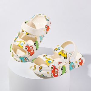 Saboți Copii Tip Crocs din Spumă, Model Decupat cu Mașinuțe Colorate, Baretă Reglabilă, Alb - Img 9