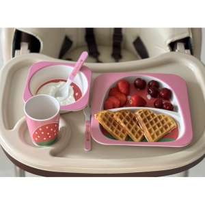 Set de Masa si Tacamuri Pentru Copii, Fibra Bambus, Capsunica, 5 Piese - Img 2
