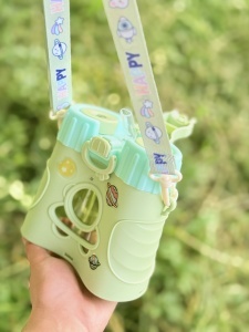 Sticla de Apa pentru Copii, Model Binoclu, cu Pai, Stickere si Bareta, Verde