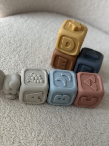Jucarie Piramida Pentru Bebelusi, Silicon, Cuburi Conectabile 3D, Koola 6 Luni+, Multicolor, 7 Piese - Img 3