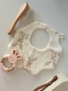 Baveta Textila, Muselina, Reglabila, Crem cu Iepuras, 39B
