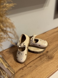 Pantofi pentru Fetite, Bareta cu Scai, Floricele Brodate, Brant Spumă Tehnică, Talpa cu Motive, Crem - Img 4