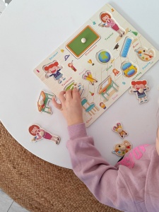 Puzzle Montessori din Lemn, Model Sala de Clasa ,11 Piese, Dimensiune 30x22.5 cm - Img 3