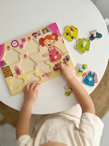 Puzzle Montessori din Lemn, Model Imbraca Fetita, 8 Piese, Dimensiune 30x22.5 cm - Img 3