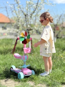 Trotineta Pentru Copii cu Sezut Rabatabil, Ghidon Reglabil, Lumini, Cosulet si Pampoane, Roz, 2 ani - Img 4