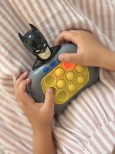 Joc Interactiv Consola Pop It, Cu Muzica Si Lumini, Antistres Model 1, Plastic, Gri/Galben, 3 ani+ - Img 2