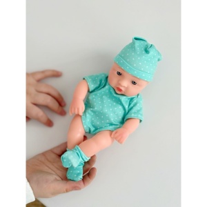Papusa Mini Bebelus, Baietel, Corp Moale si Mobil, Verde cu Buline, 20 cm