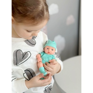 Papusa Mini Bebelus, Baietel, Corp Moale si Mobil, Verde cu Buline, 20 cm - Img 2