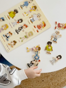 Puzzle Montessori din Lemn, Familie 12 Piese, Dimensiune 30x22.5 cm